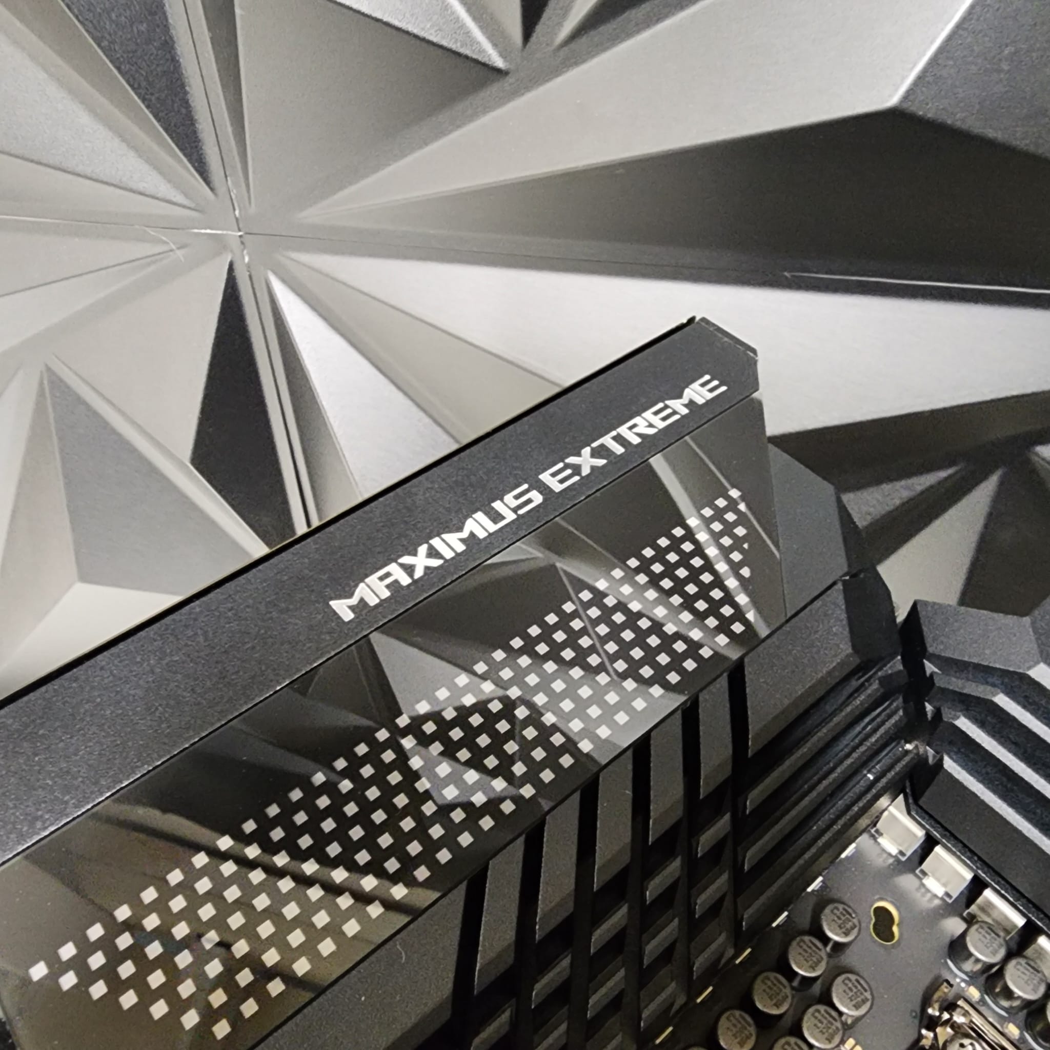 ASUS ROG MAXIMUS Z690 EXTREME